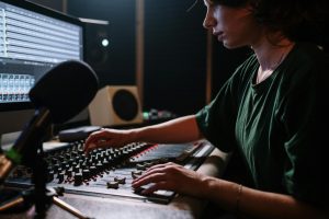 How Digital Audio Workstations Transformed Home Recording Studios