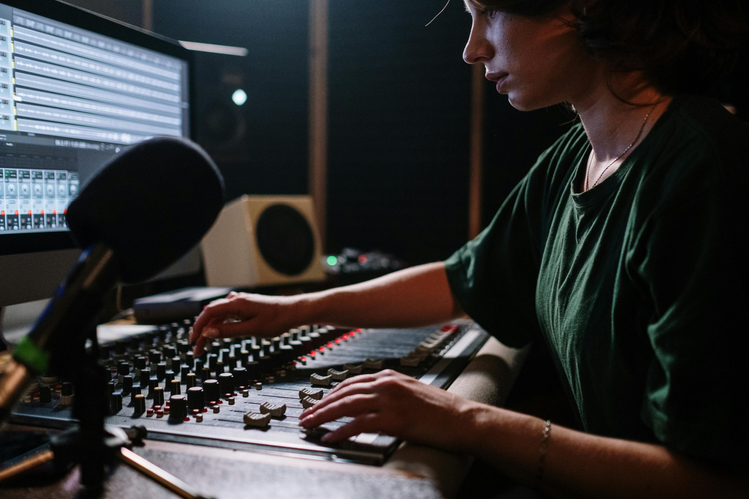 How Digital Audio Workstations Transformed Home Recording Studios